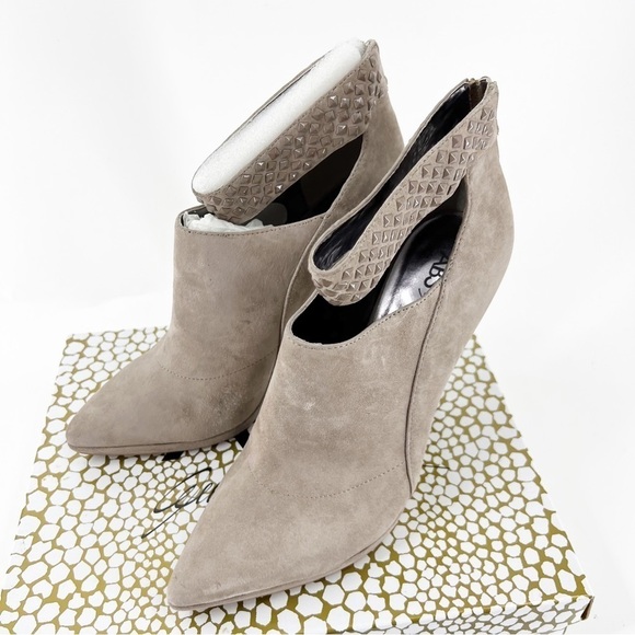 ✅ NWB ABS Lenna TAUPE Stiletto Suede Stud Cutout Ankle Booties Sz 10 - Picture 4 of 13